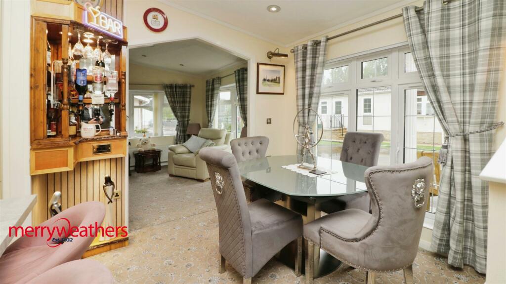 Stunning Dining Kitchen