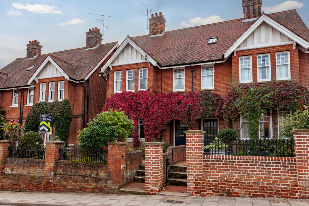 An attractive Edwardian Semi-Detached Home In Cen