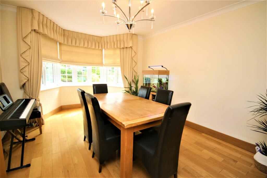DINING AREA TO FRONT: