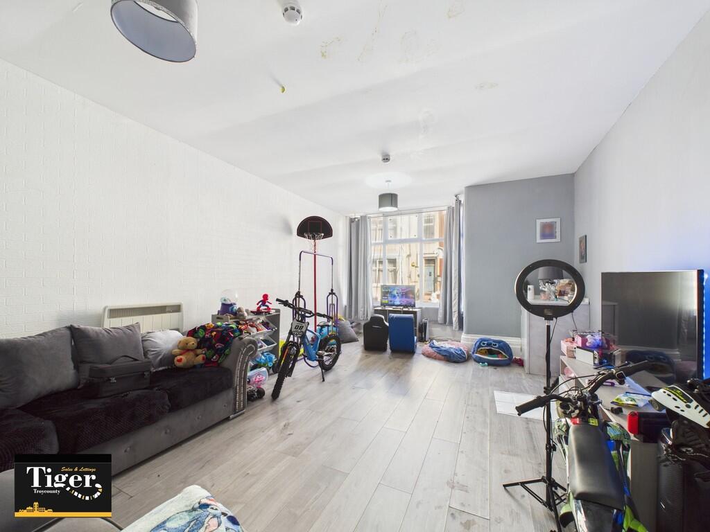 CAM02176G0-PR0555...