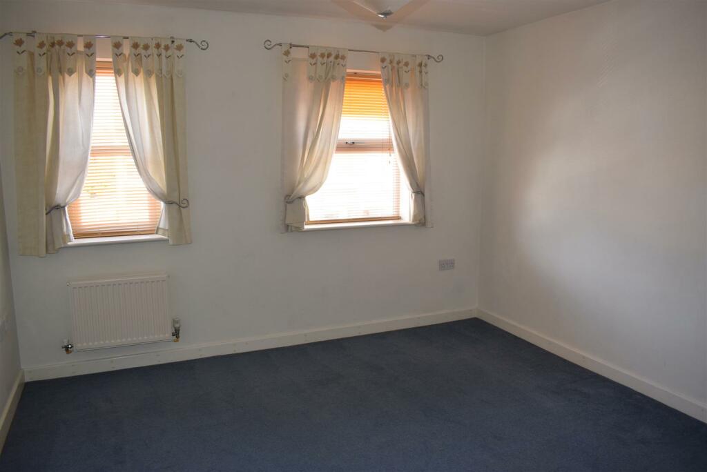 30 Balfour 1st bedroom.jpg