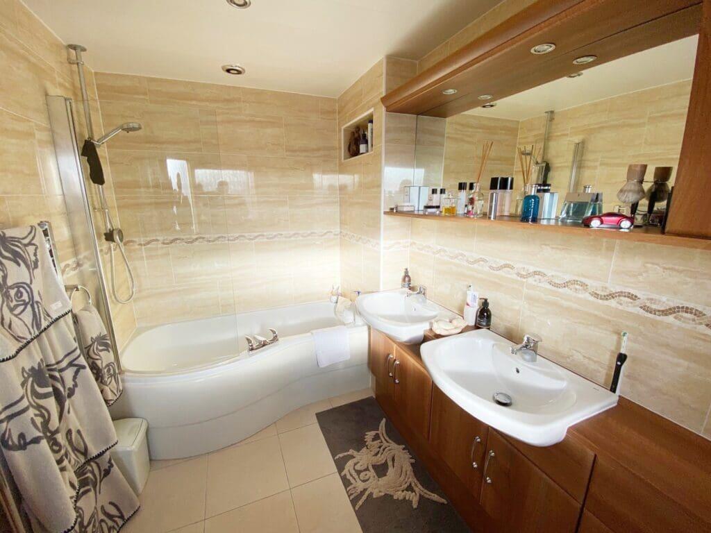 MASTER EN-SUITE