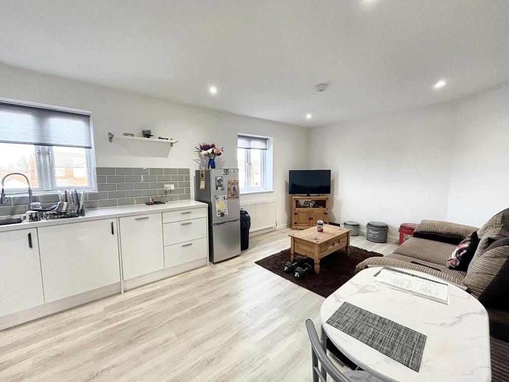 LOUNGE/DINING ROOM/KITCHEN