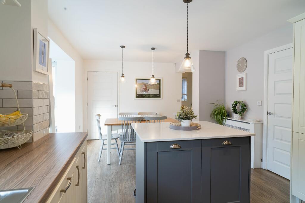 SITTING ROOM FITTED DINING KITCHEN