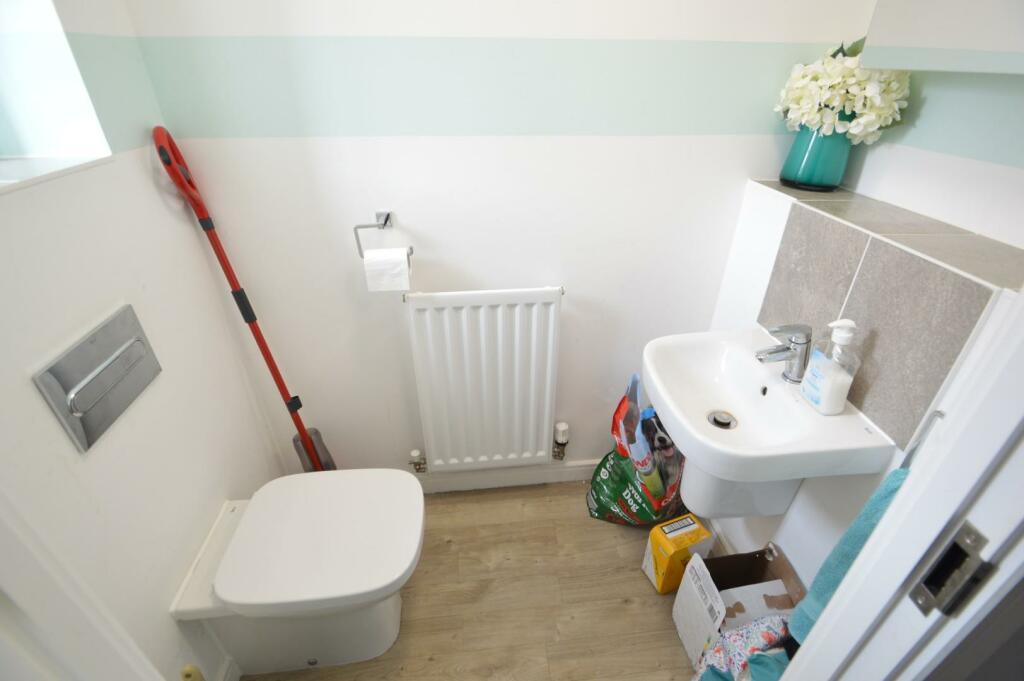 6 Starling Close cloakroom.JPG