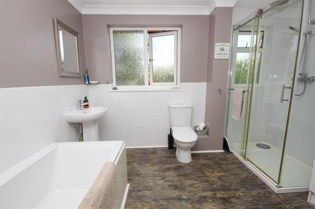 Bathroom..jpg