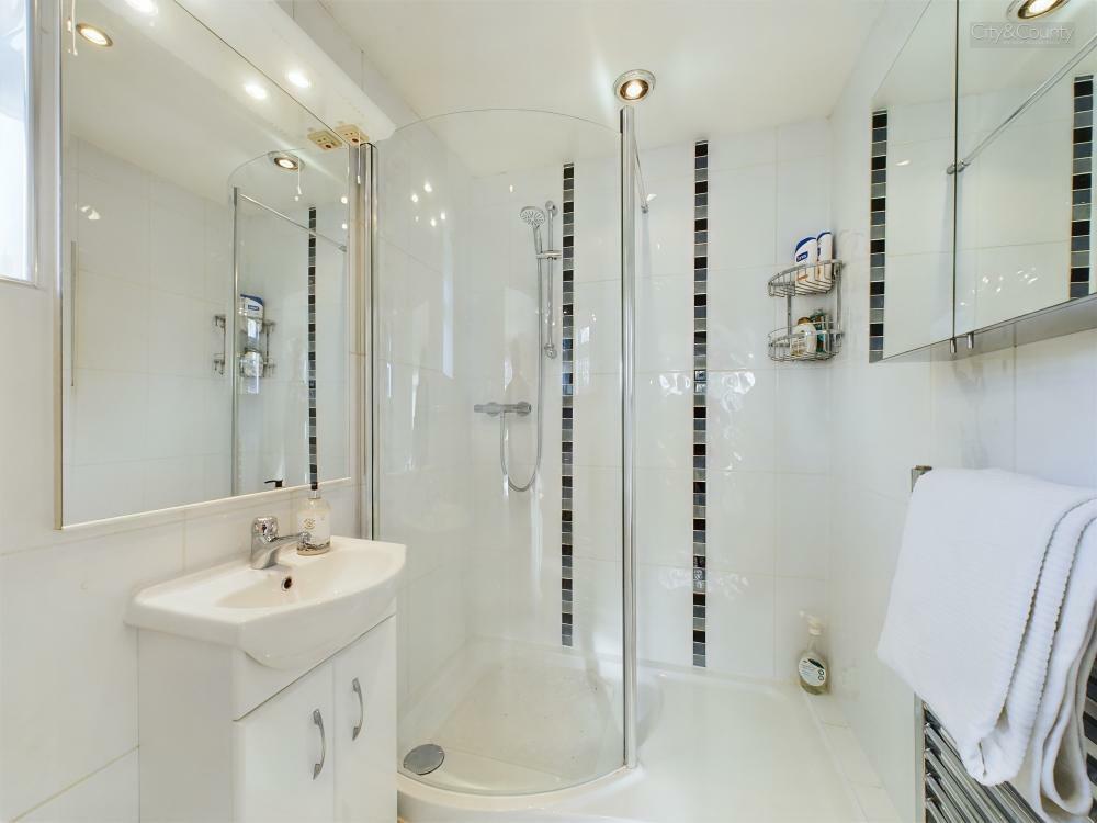 En-Suite To Master Bedroom