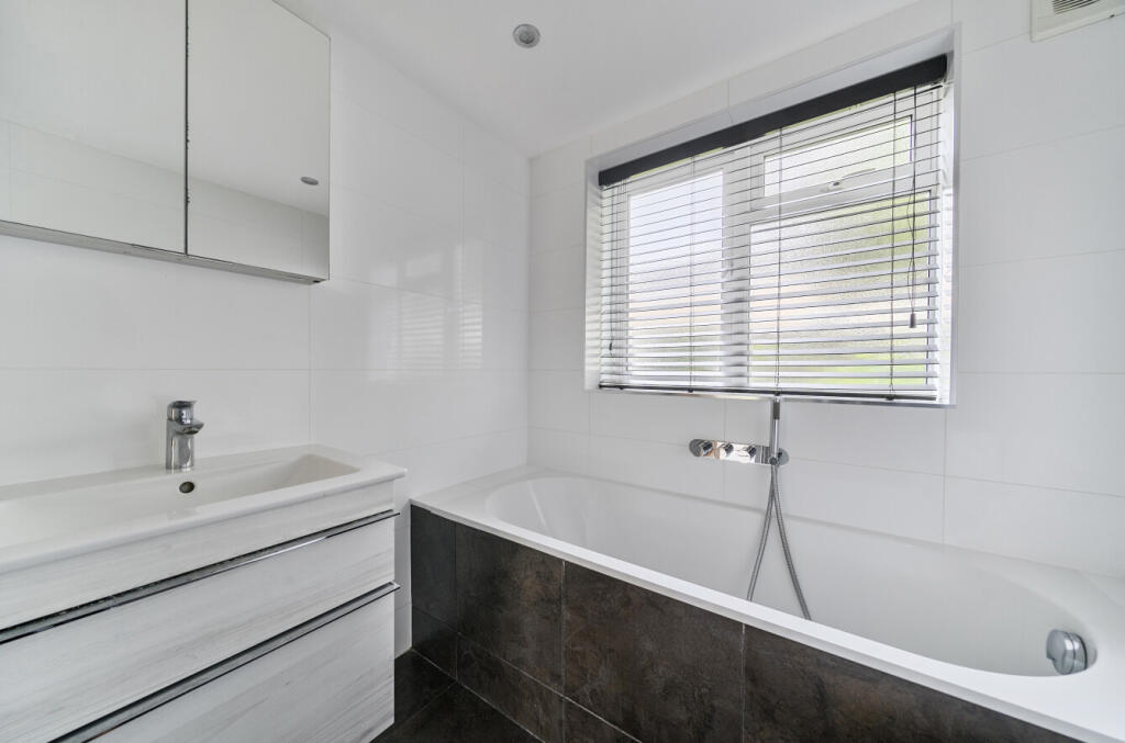 1353973-4-68c1883...