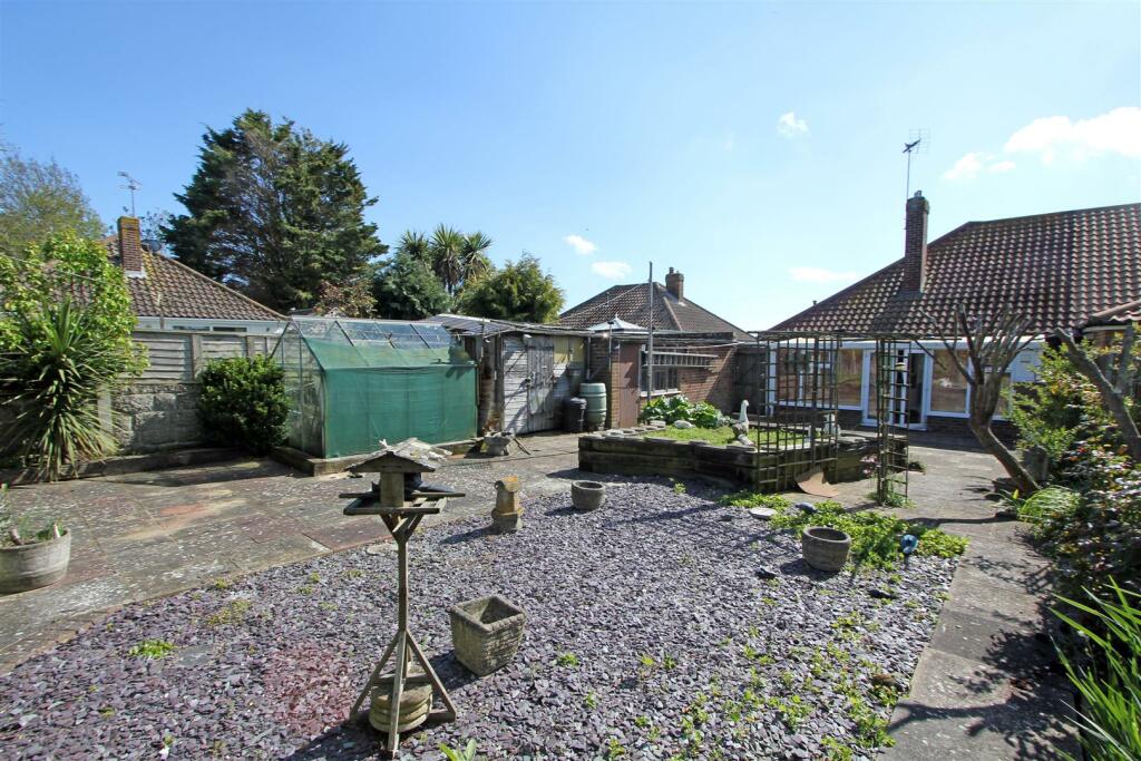 IMG_1790 garden rear.jpg