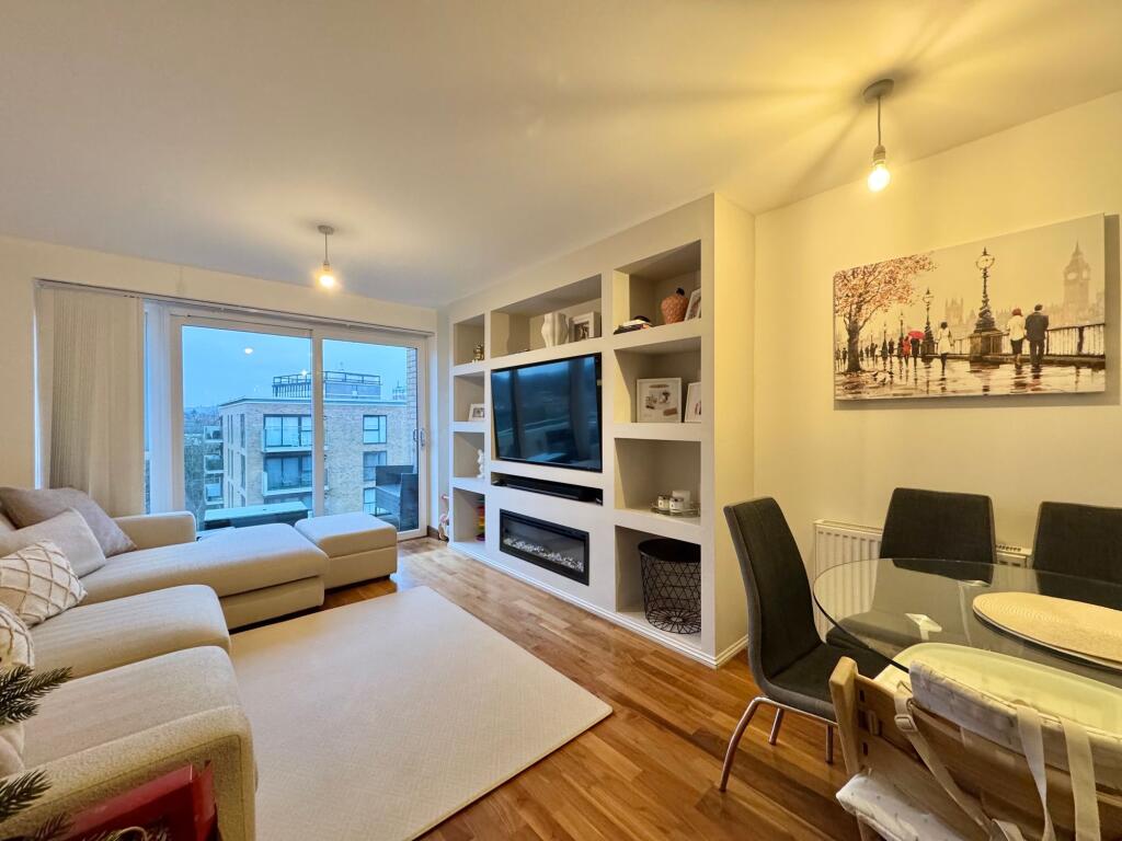 Open plan lounge/dining area