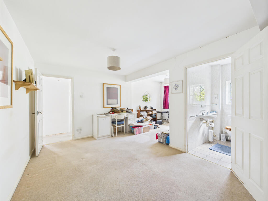 CAM01354G0-PR0550-STILL004