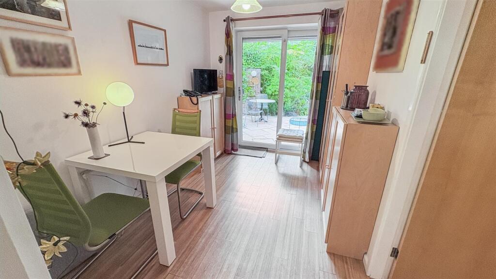 STUDY/BREAKFAST ROOM