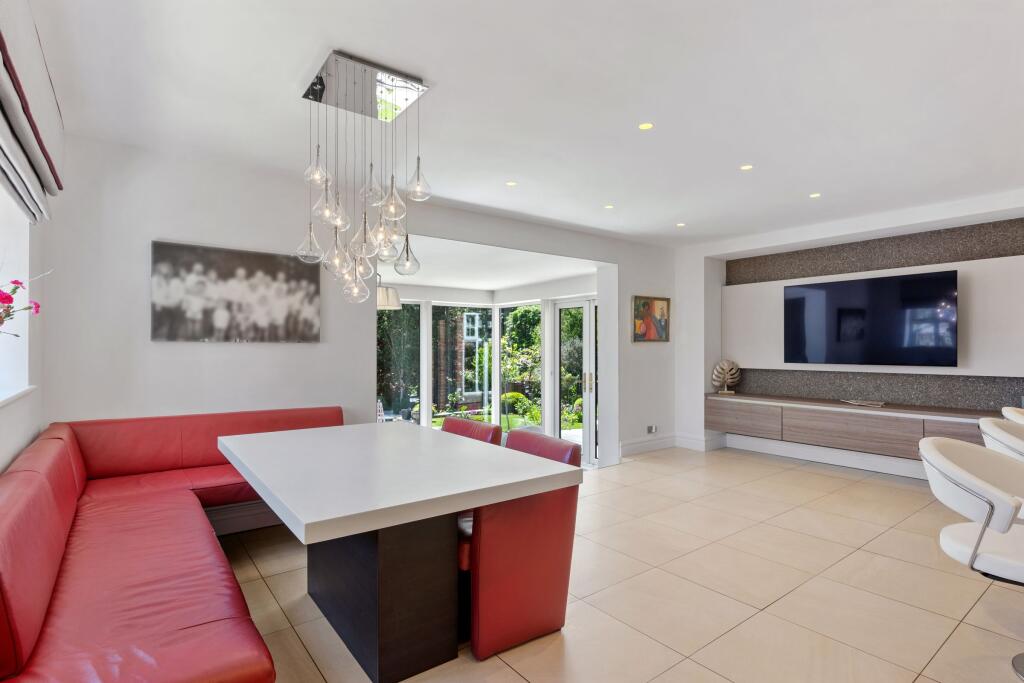 Kitchen/ Breakfast Room