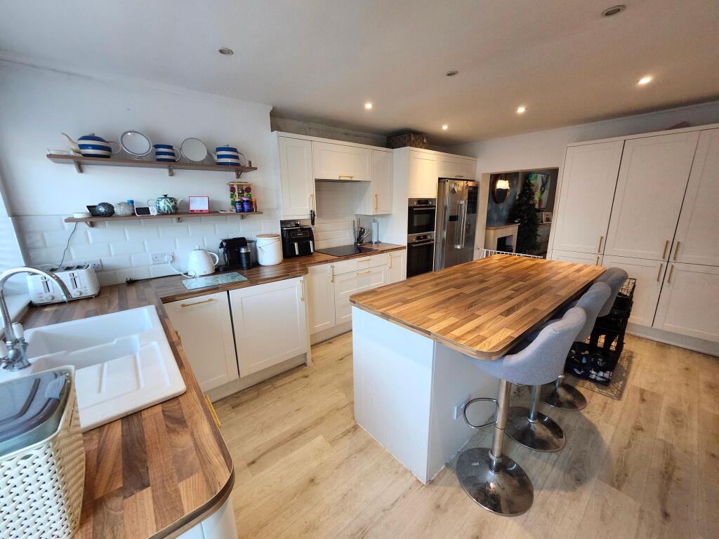 KITCHEN BREAKFAST ROOM
