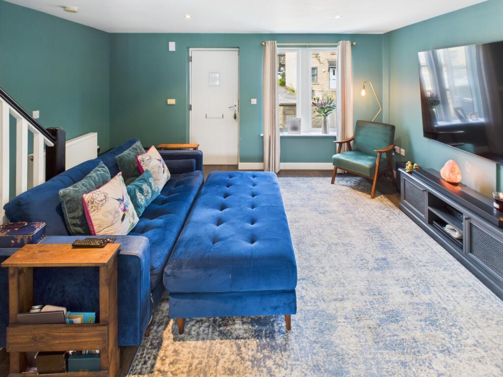 CAM04233G0-PR0022-STILL010