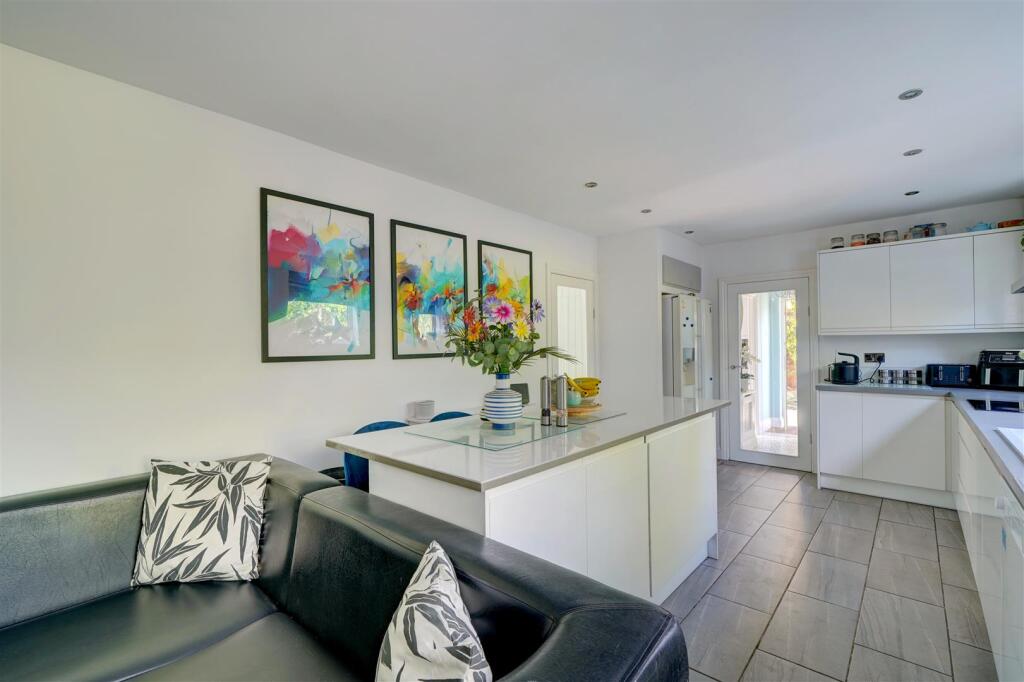 7 The Avenue (7).jpg