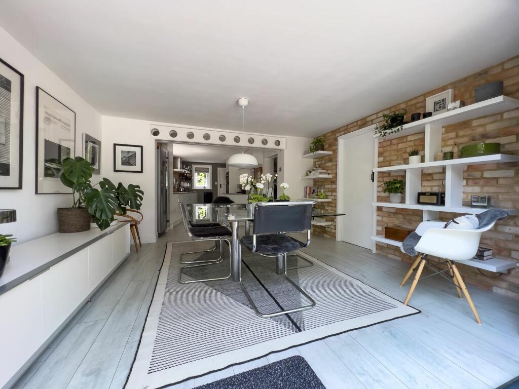BREAKFAST/DINING AREA