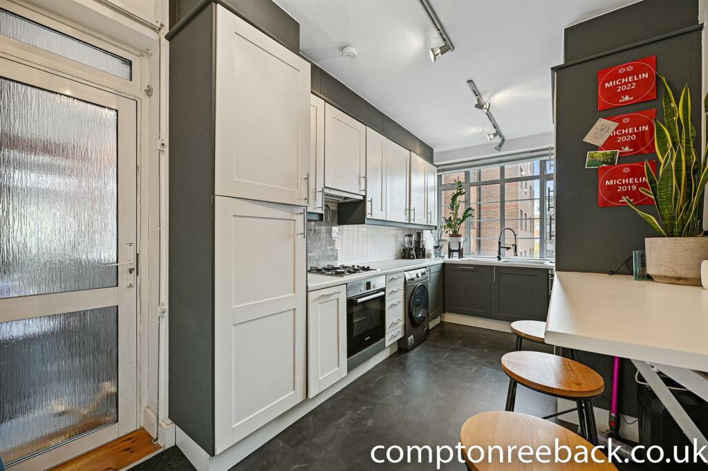 CR - 38 St James Close - Kitchen3 (1).jpg