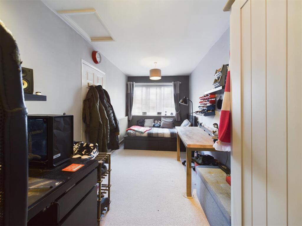 SITTING ROOM/BEDROOM 4