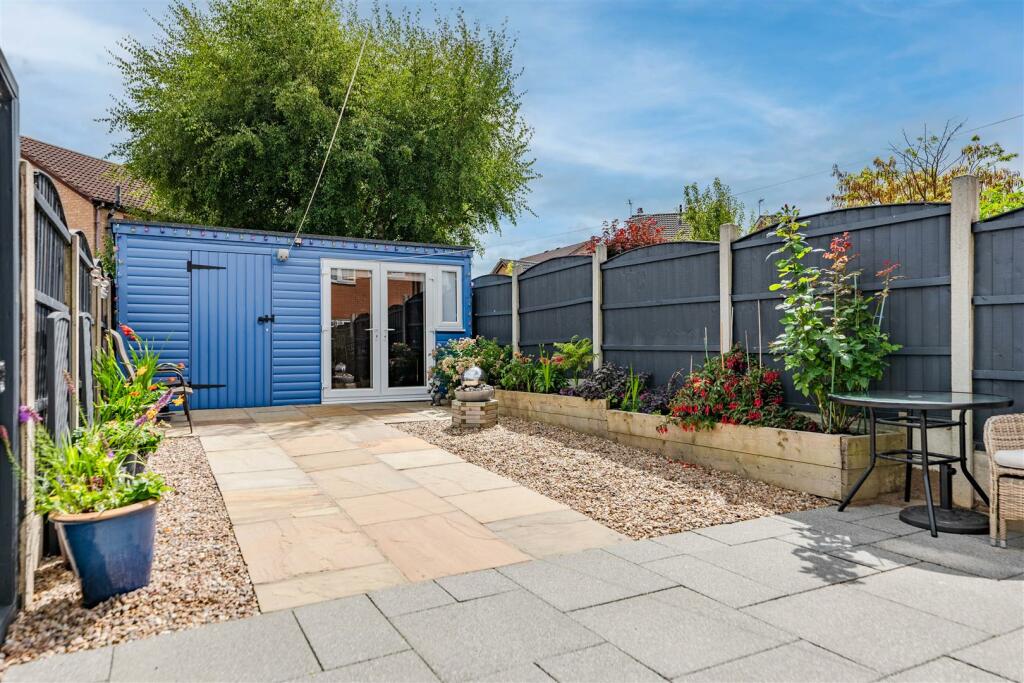 2 St James Close-2.jpg