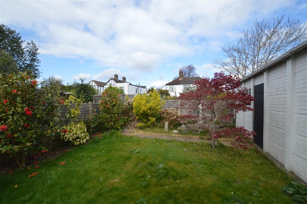 4 Woodlawn Crescent gdn.JPG