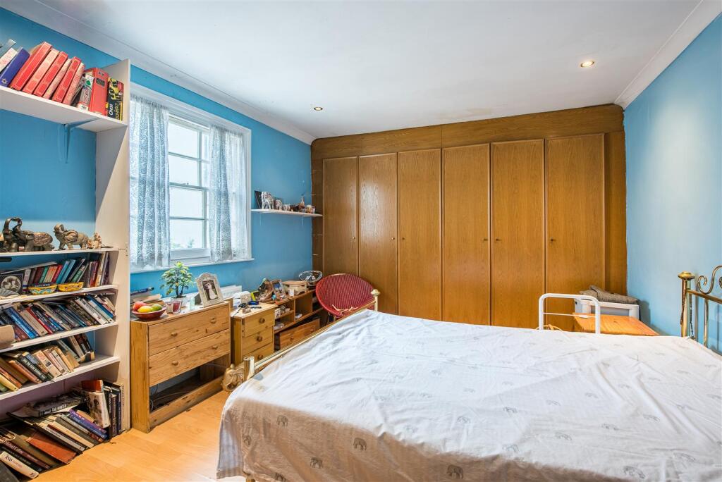 St. Georges Drive, London