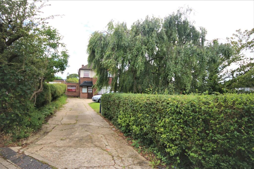 IMPRESSIVE FRONT DRIVEWAY/GARDEN