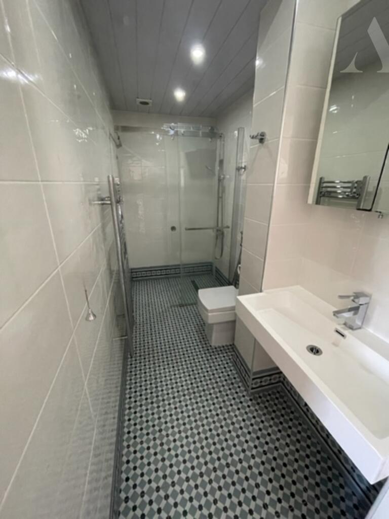 17 collingbourne showerroom