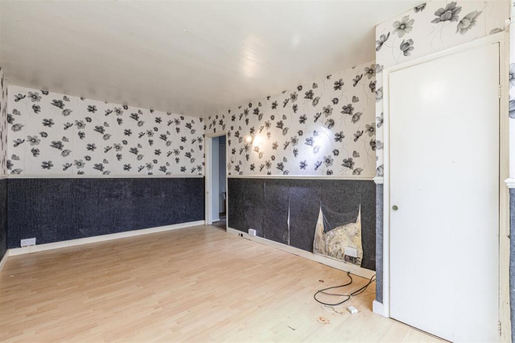 10 Royston Avenue, Byfleet, KT14 7PR - 5.jpg