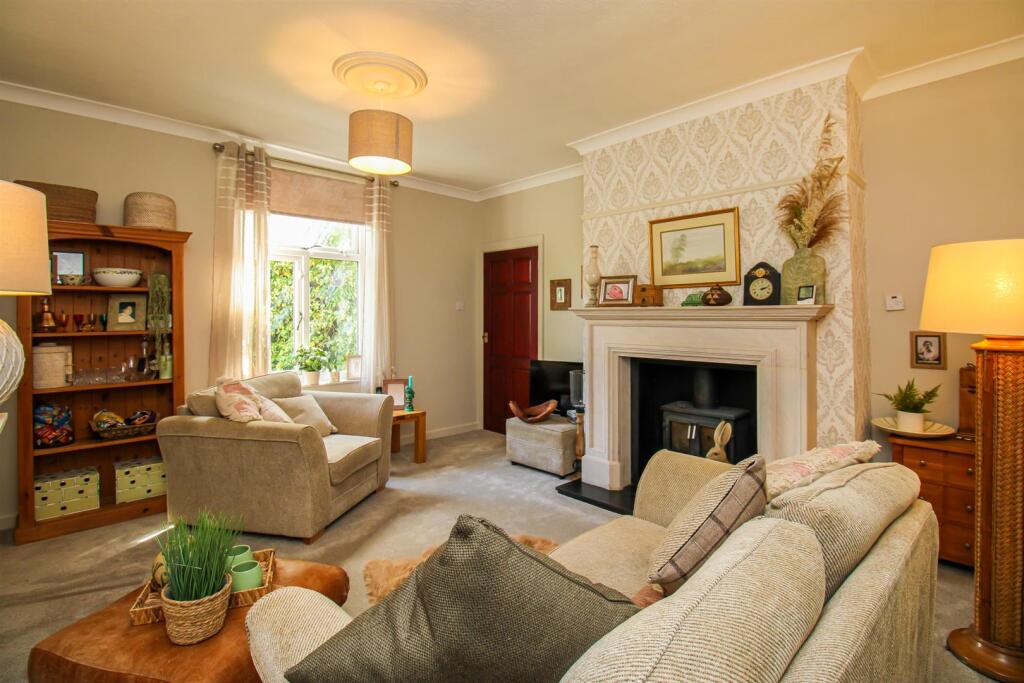 DINING/SITTING ROOM
