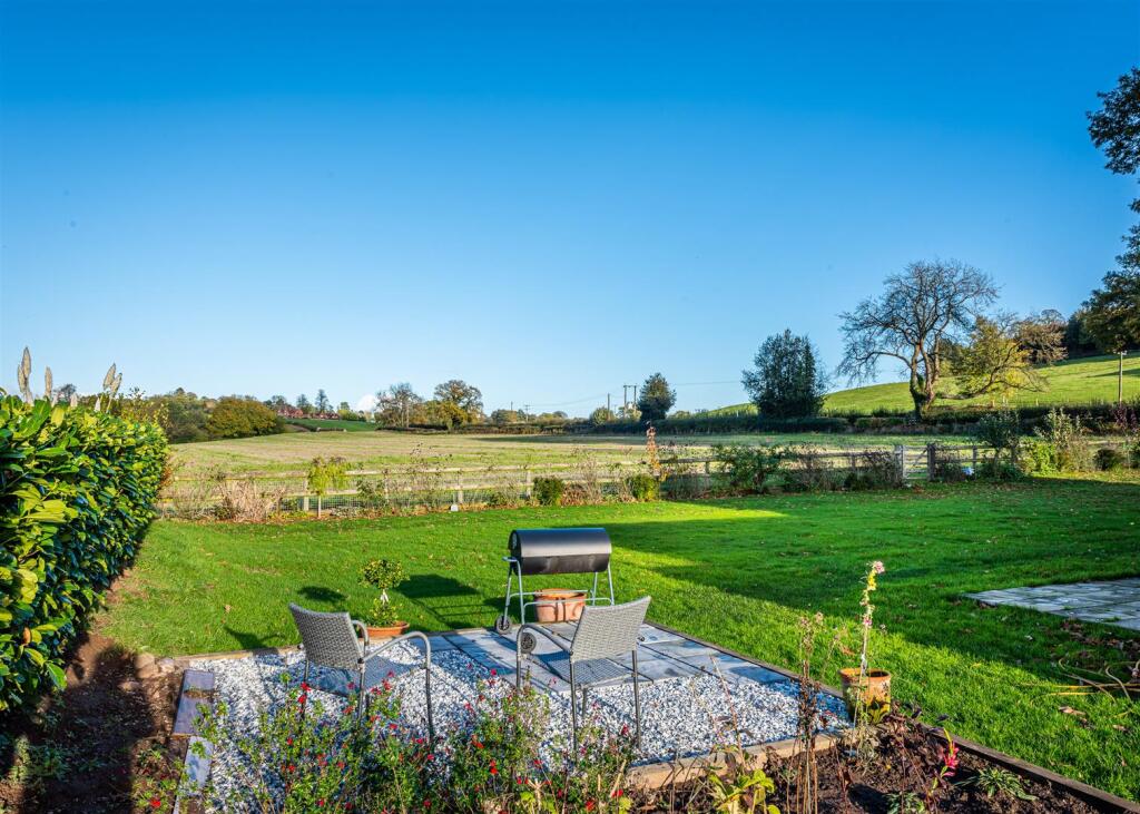 Oaklands Farm-gdn3.jpg