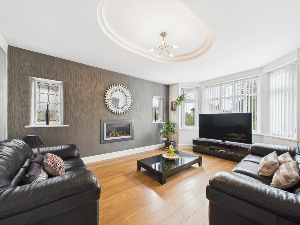 CAM02386G0-PR0122-STILL001