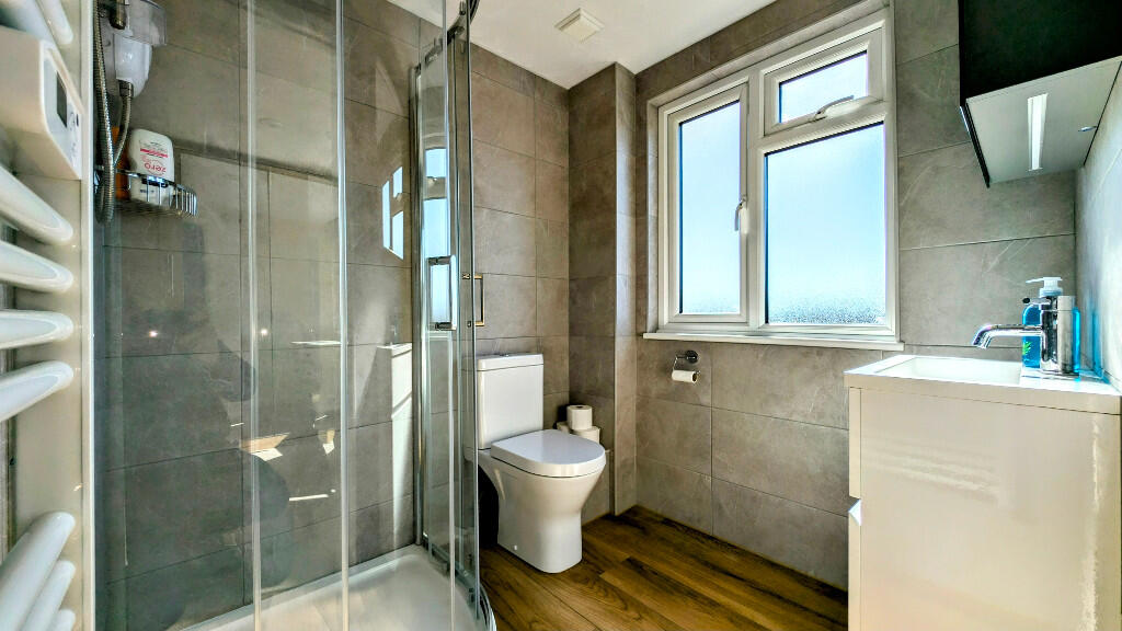 E/S Shower to Bed 2
