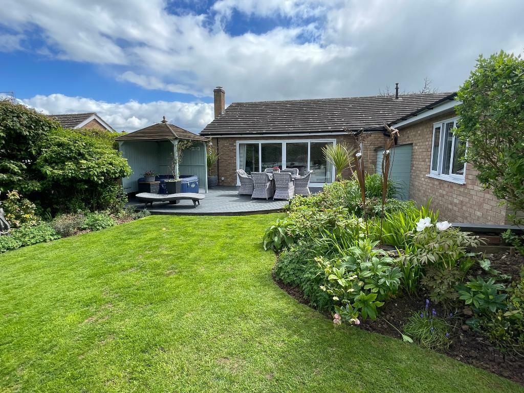 Not overlooked, manicured gardens