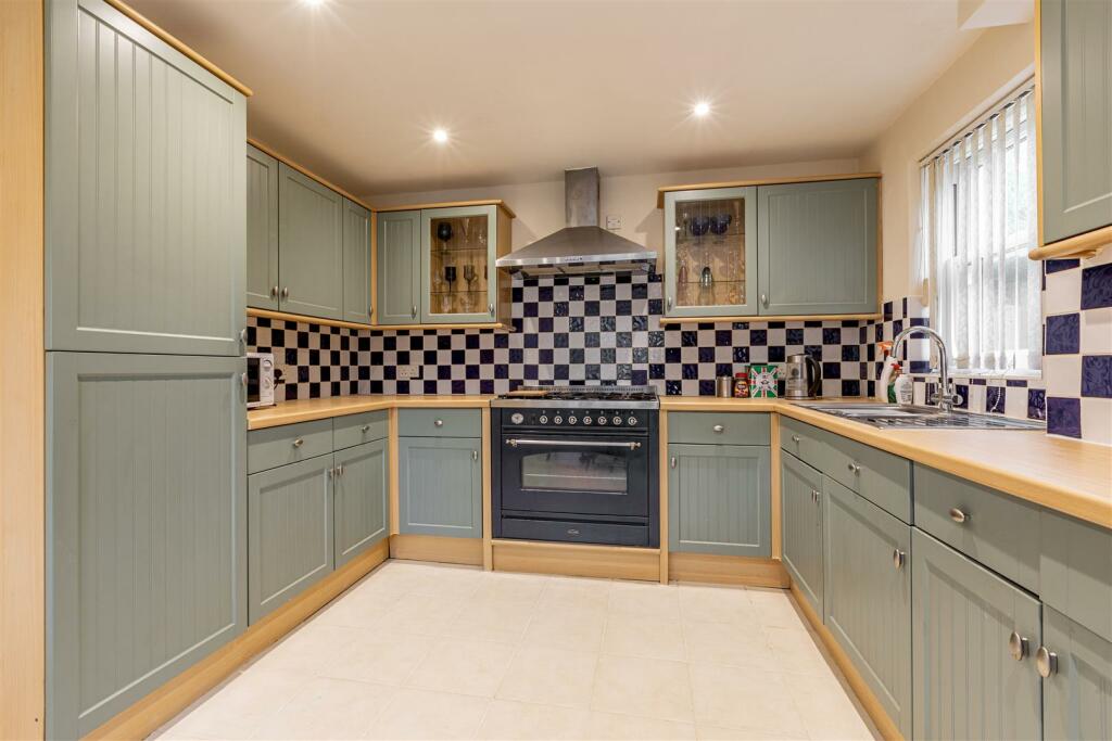 2a Burleigh Road, Addlestone, KT151pl - 5.jpg