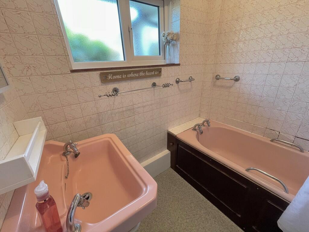 2 Cudlow Ave Bath...