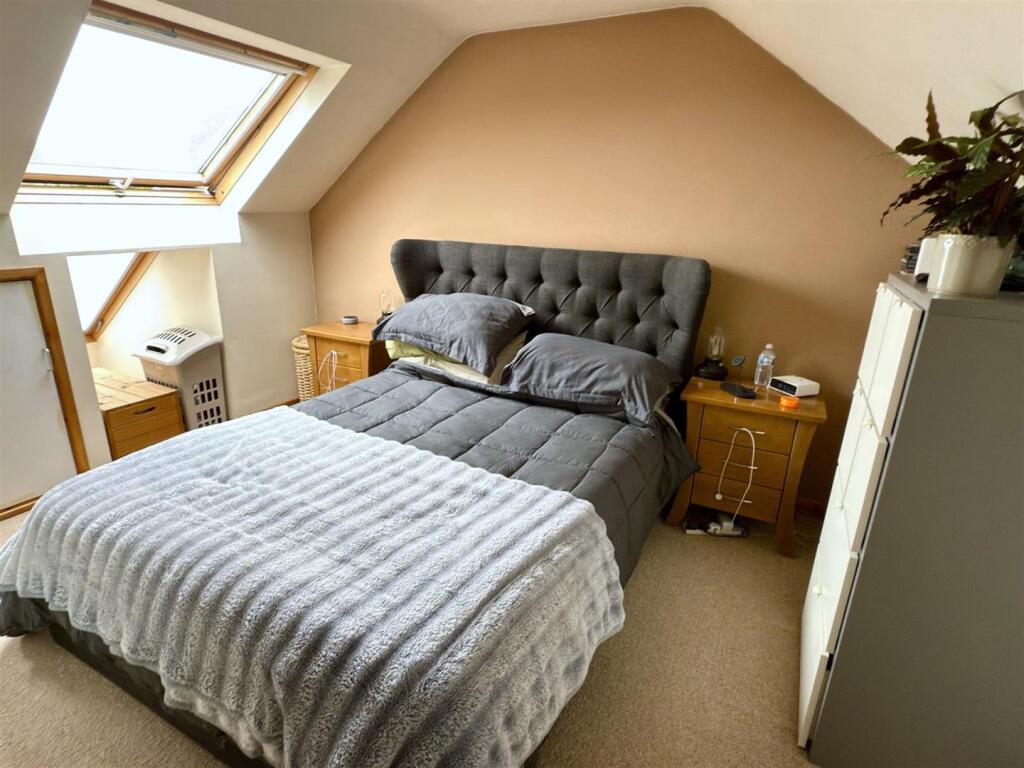 BED 1 MASTER TOP FLOOR.jpg