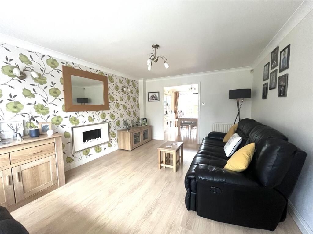 THORN CLOSE LOUNGE 2.jpeg