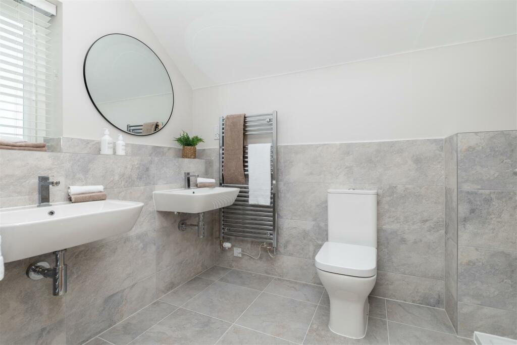 Bed 1 en-suite show home