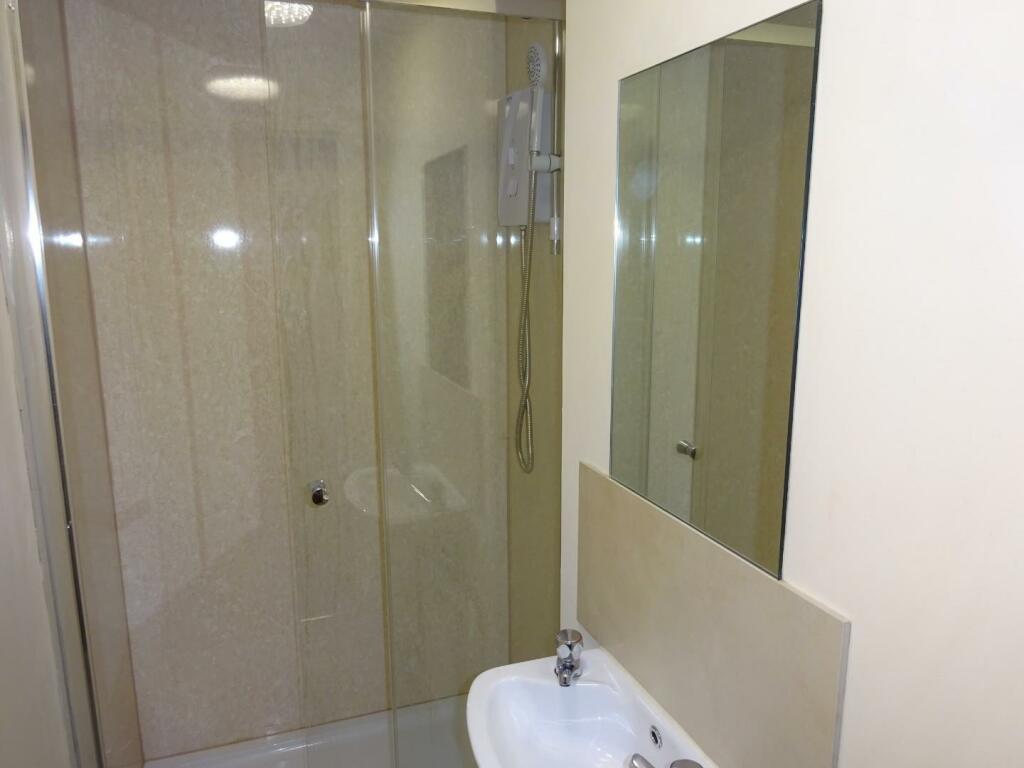 497a Glossop - Shower 1.JPG