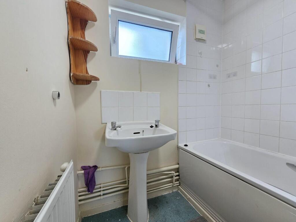 Bathroom 2.jpg