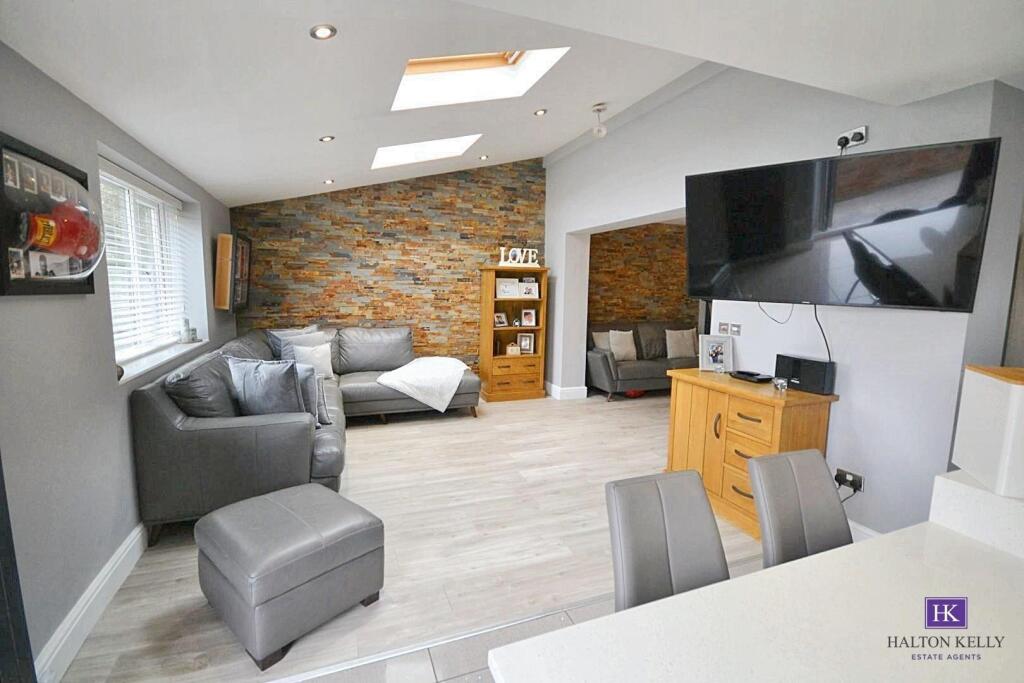 OPEN PLAN KITCHEN/LIVING SPACE