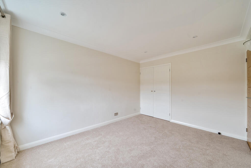 1361225-22-68dcf8...