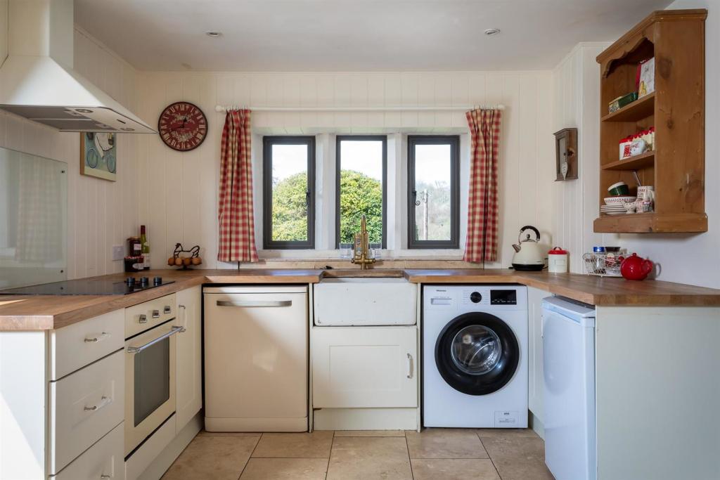 29 - Christmas Cottage - GL6 8JG - Web.jpg