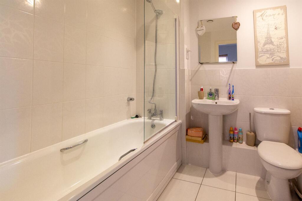 66 Cedar Av - Bathroom.jpg