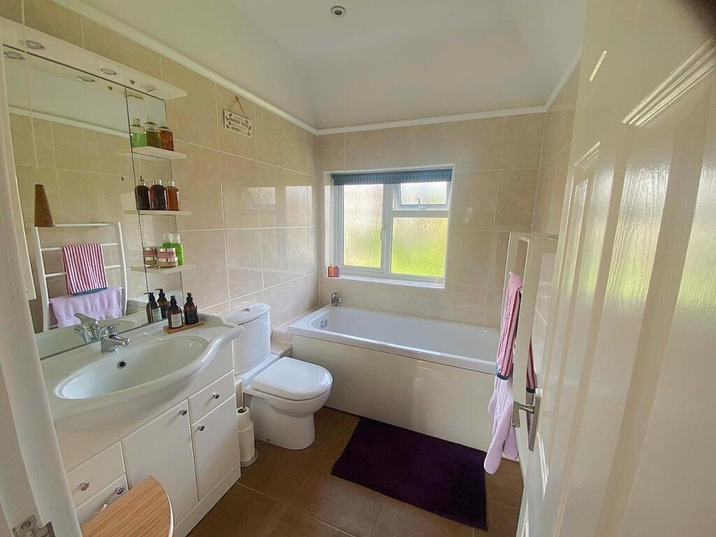 27 de la Warr Road - Bathroom.jpg