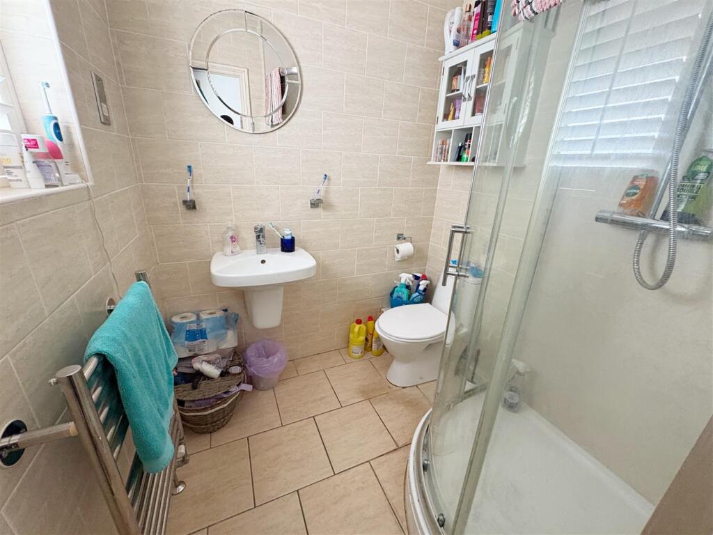 Ensuite shower room.jpg
