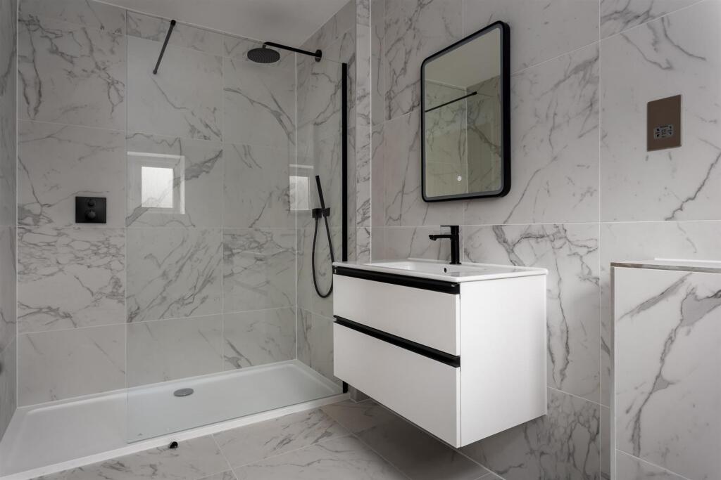 37 - Baddeley House - GL54 4NE - Web.jpg