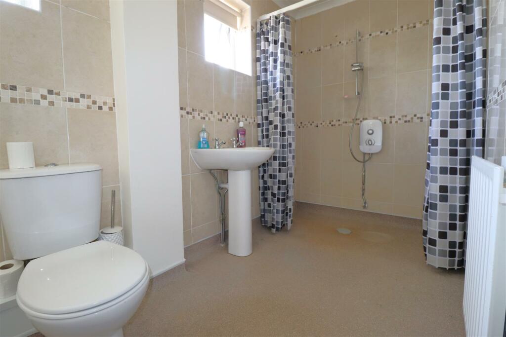 Bathroom (2).JPG
