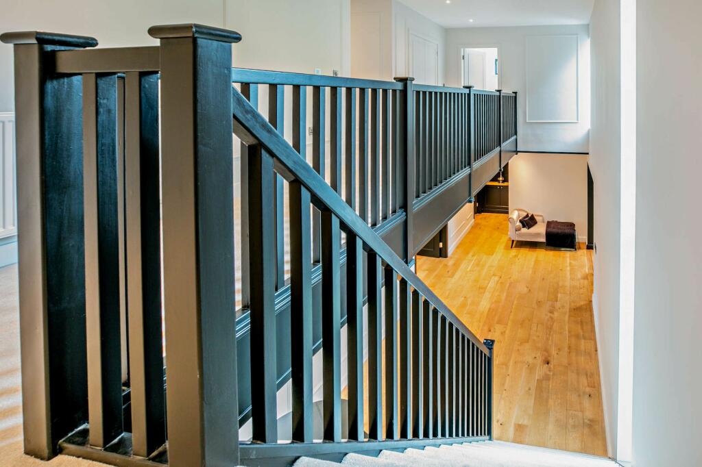 FIRST FLOOR GALLERIED LANDING